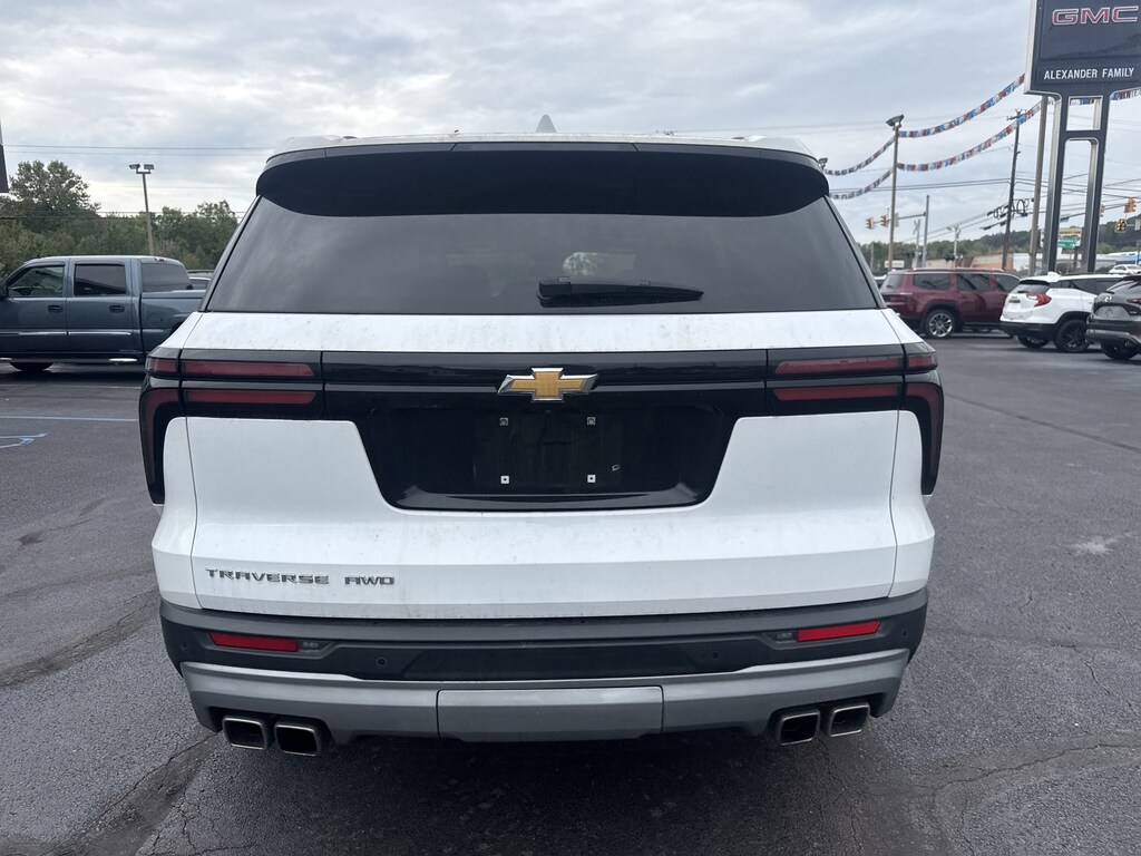 Used 2025 Chevrolet Traverse LT SUV
