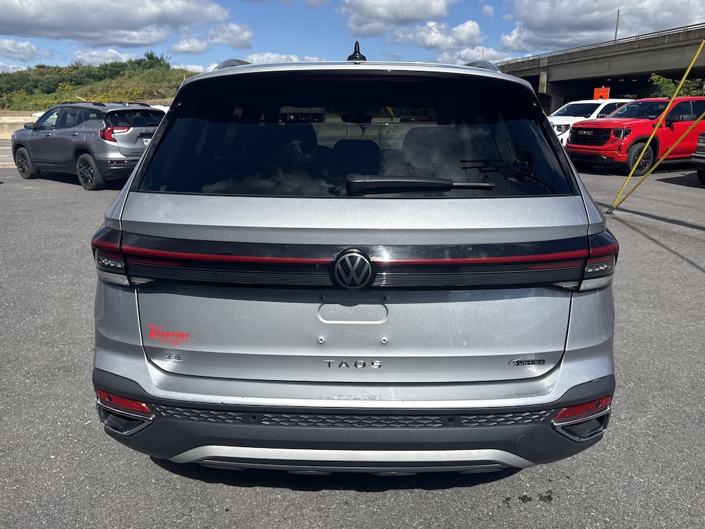 Used 2025 Volkswagen Taos SE SE 4MOTION