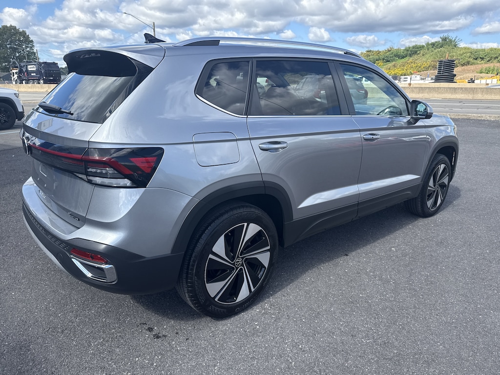 Used 2025 Volkswagen Taos SE SE 4MOTION