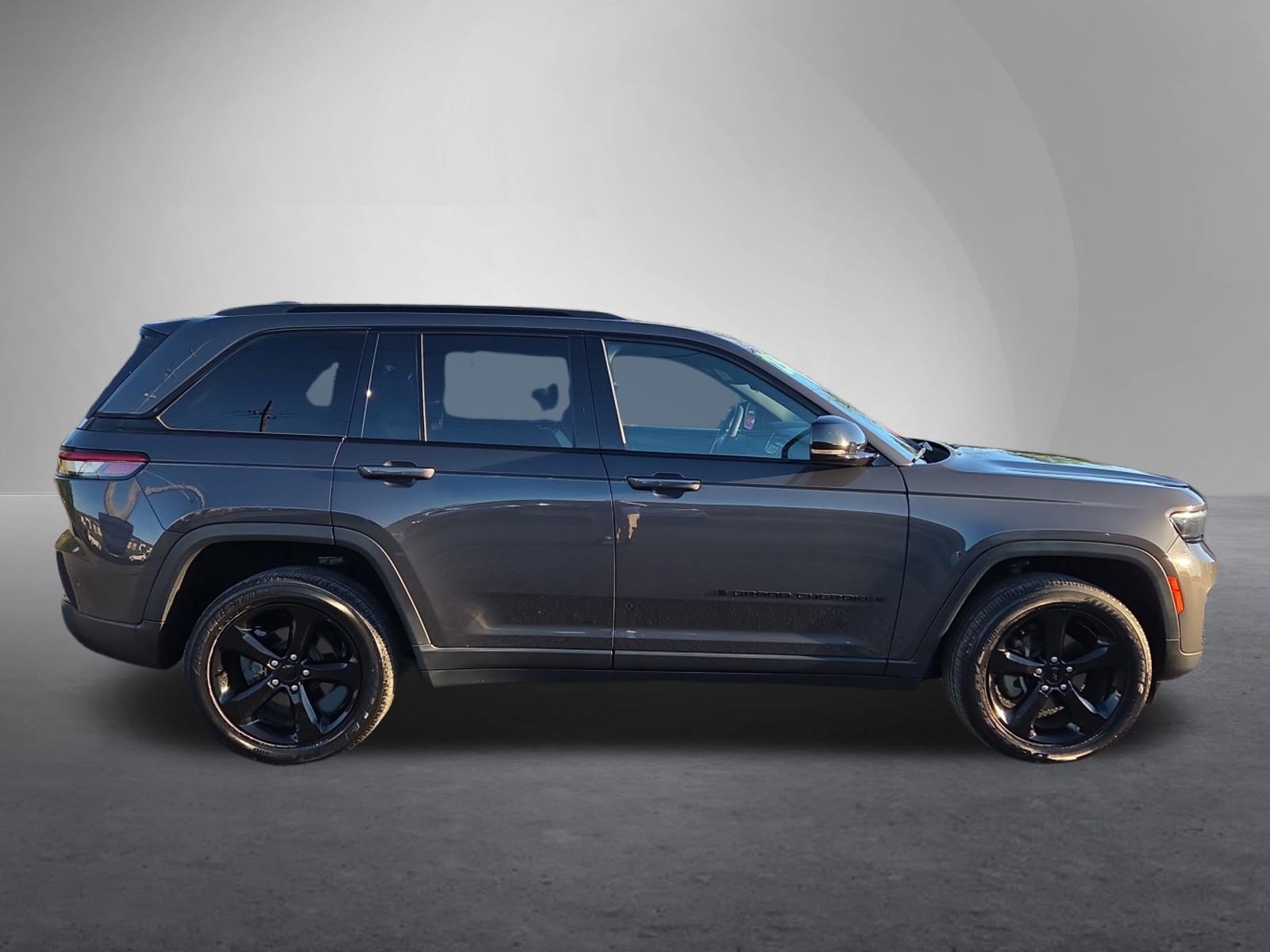 Used 2023 Jeep Grand Cherokee Laredo SUV