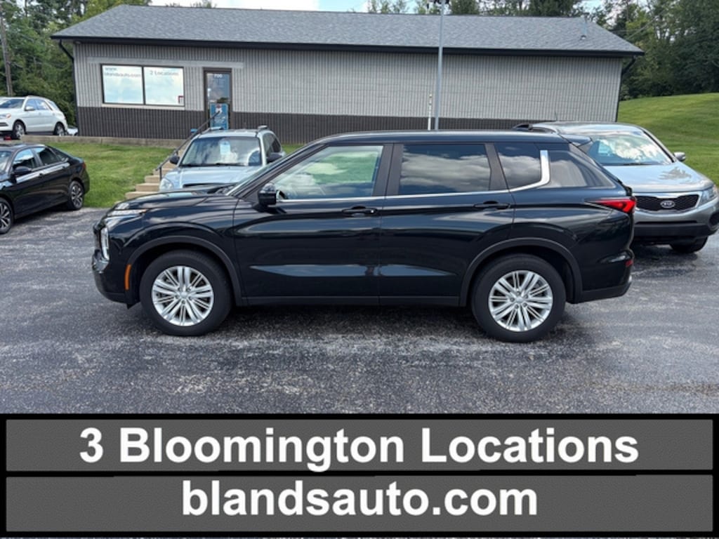 Used 2023 Mitsubishi Outlander 3rd row and 30 Miles Per Gallon SUV