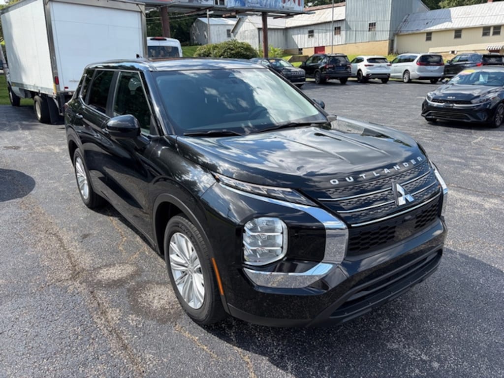 Used 2023 Mitsubishi Outlander 3rd row and 30 Miles Per Gallon SUV