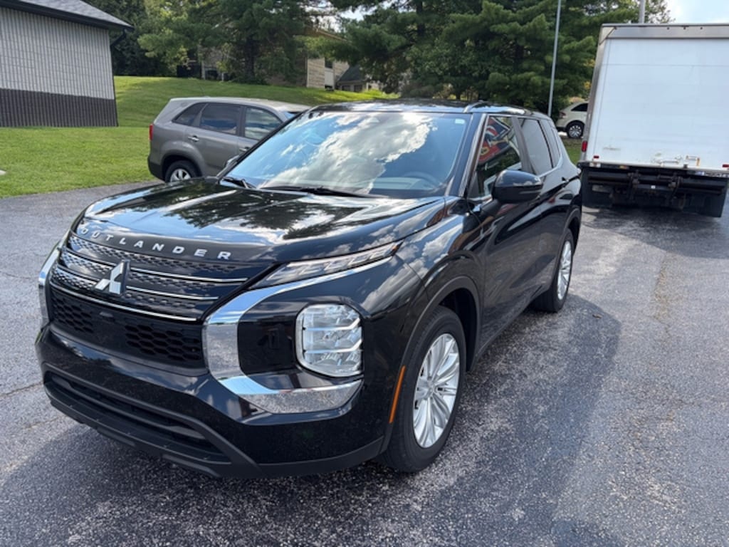 Used 2023 Mitsubishi Outlander 3rd row and 30 Miles Per Gallon SUV
