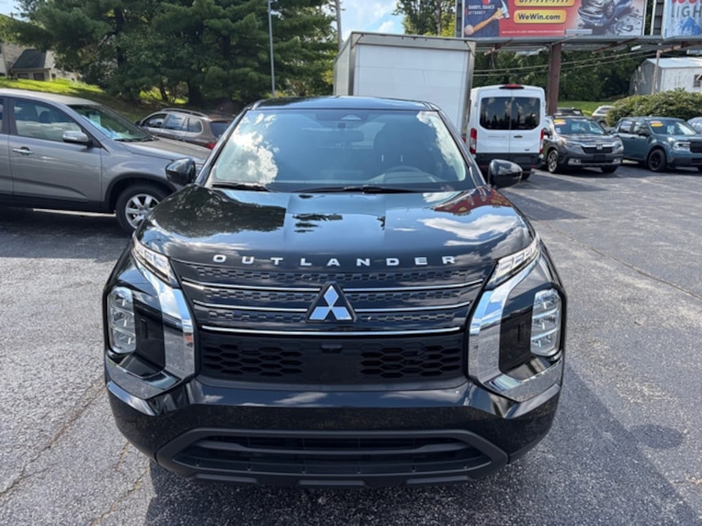 Used 2023 Mitsubishi Outlander 3rd row and 30 Miles Per Gallon SUV