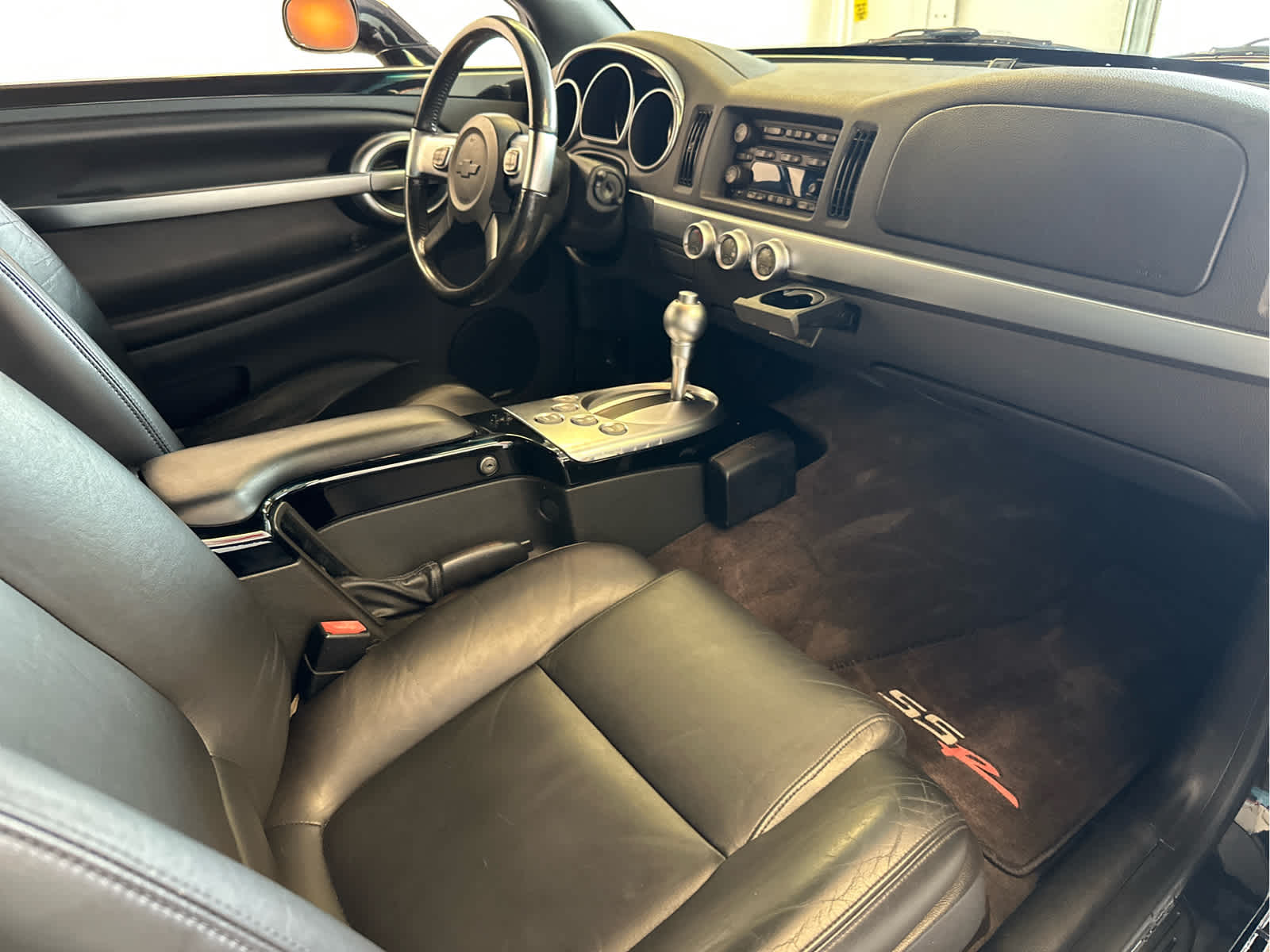 2004 Chevrolet SSR LS - Photo 24