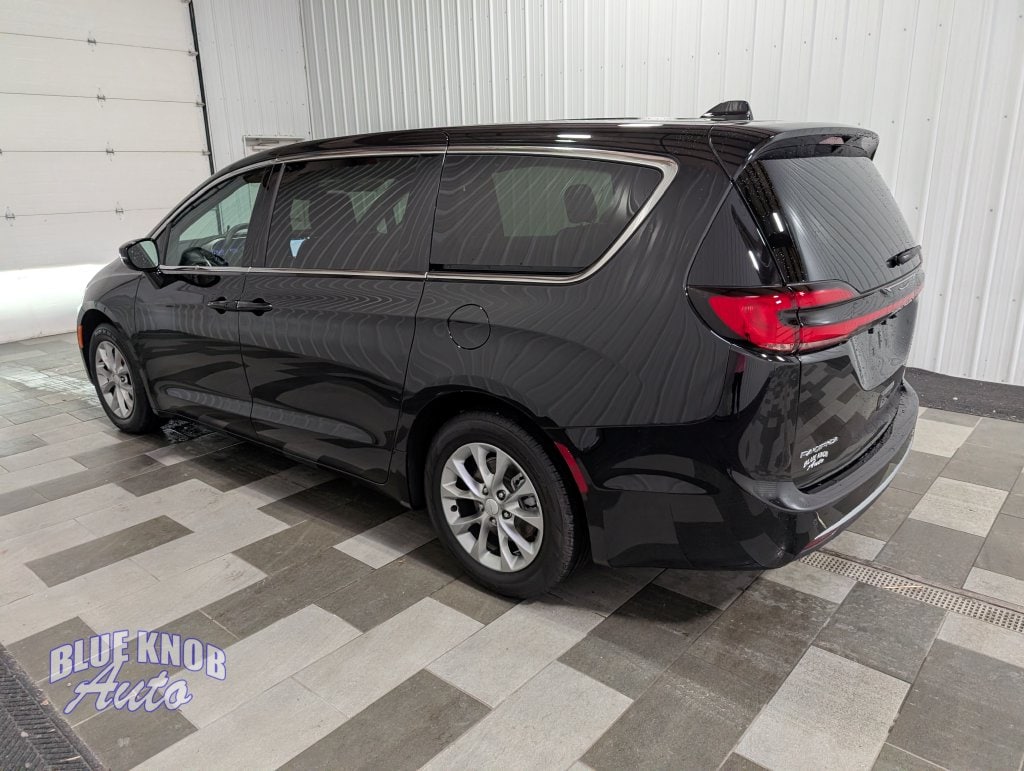 Used 2027 Chrysler Pacifica Limited Minivan/Van
