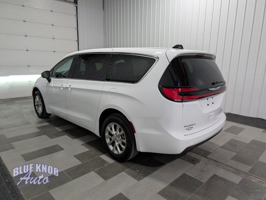 Used 2023 Chrysler Pacifica Touring L Minivan/Van