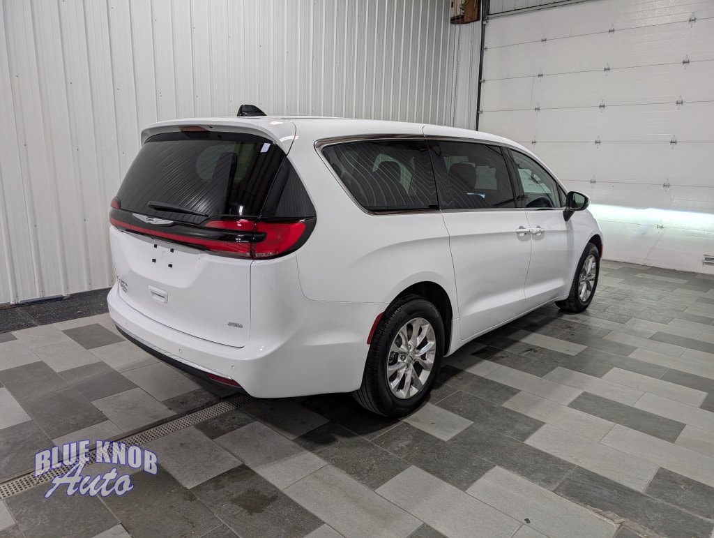 Used 2023 Chrysler Pacifica Touring L Minivan/Van