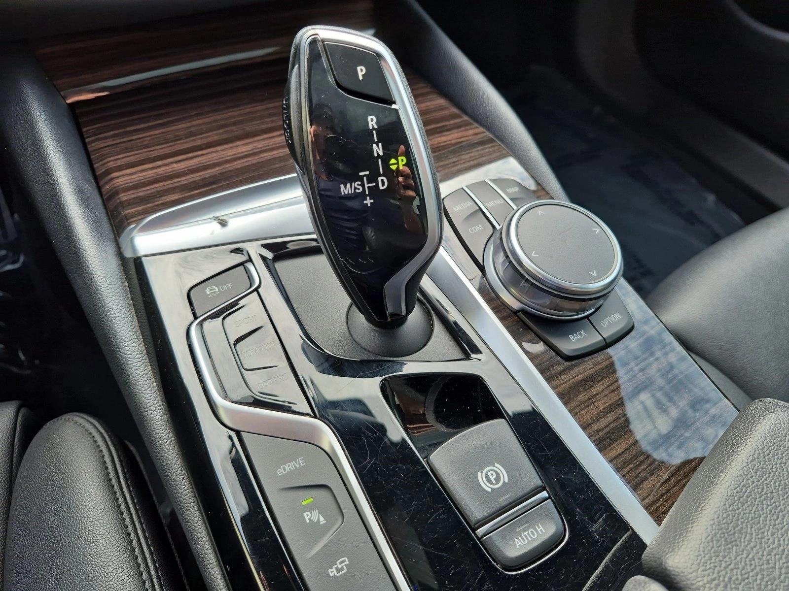 2019 BMW 5 Series 530e - Photo 12