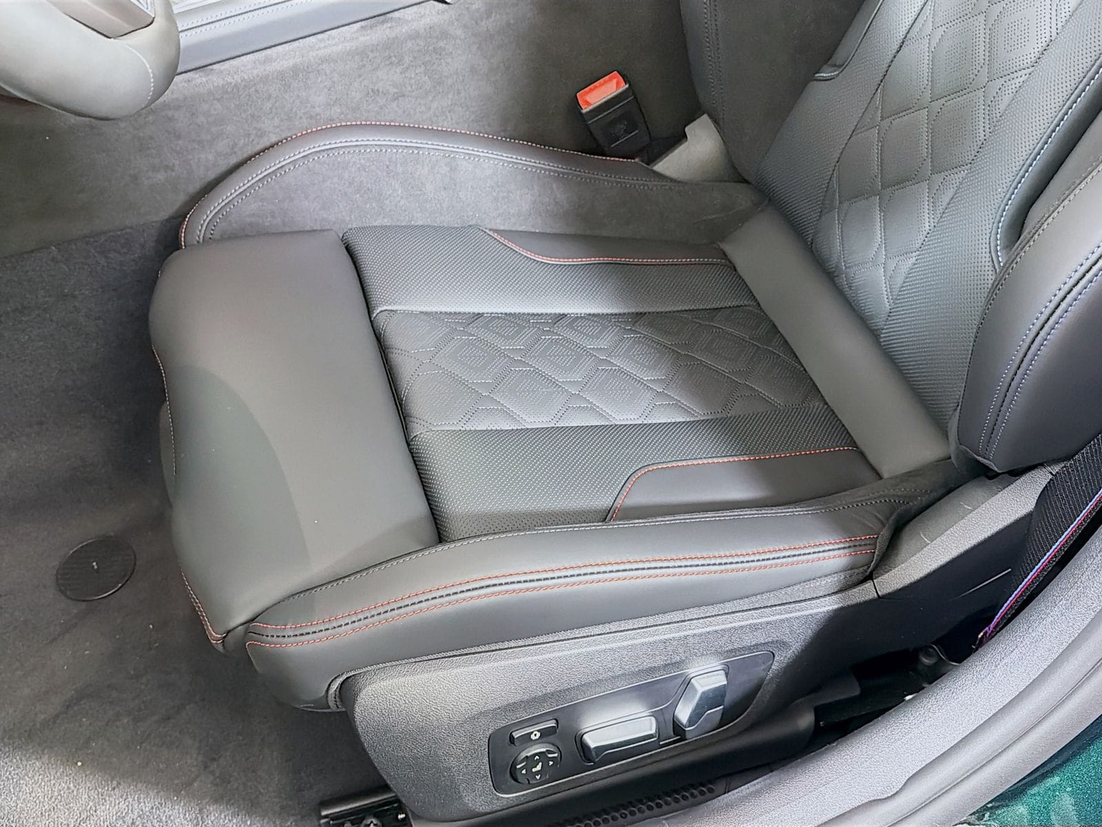 2026 BMW 8 Series M850i - Photo 21