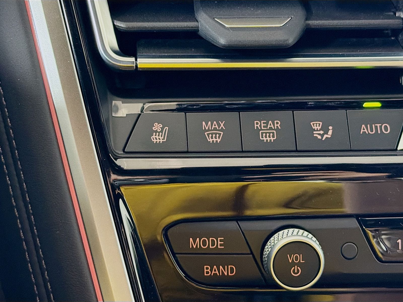 2026 BMW 8 Series M850i - Photo 22