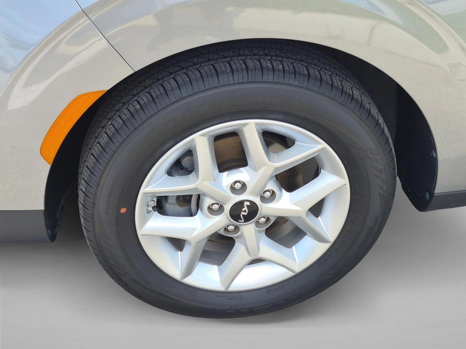 2024 Kia Soul LX - Photo 22
