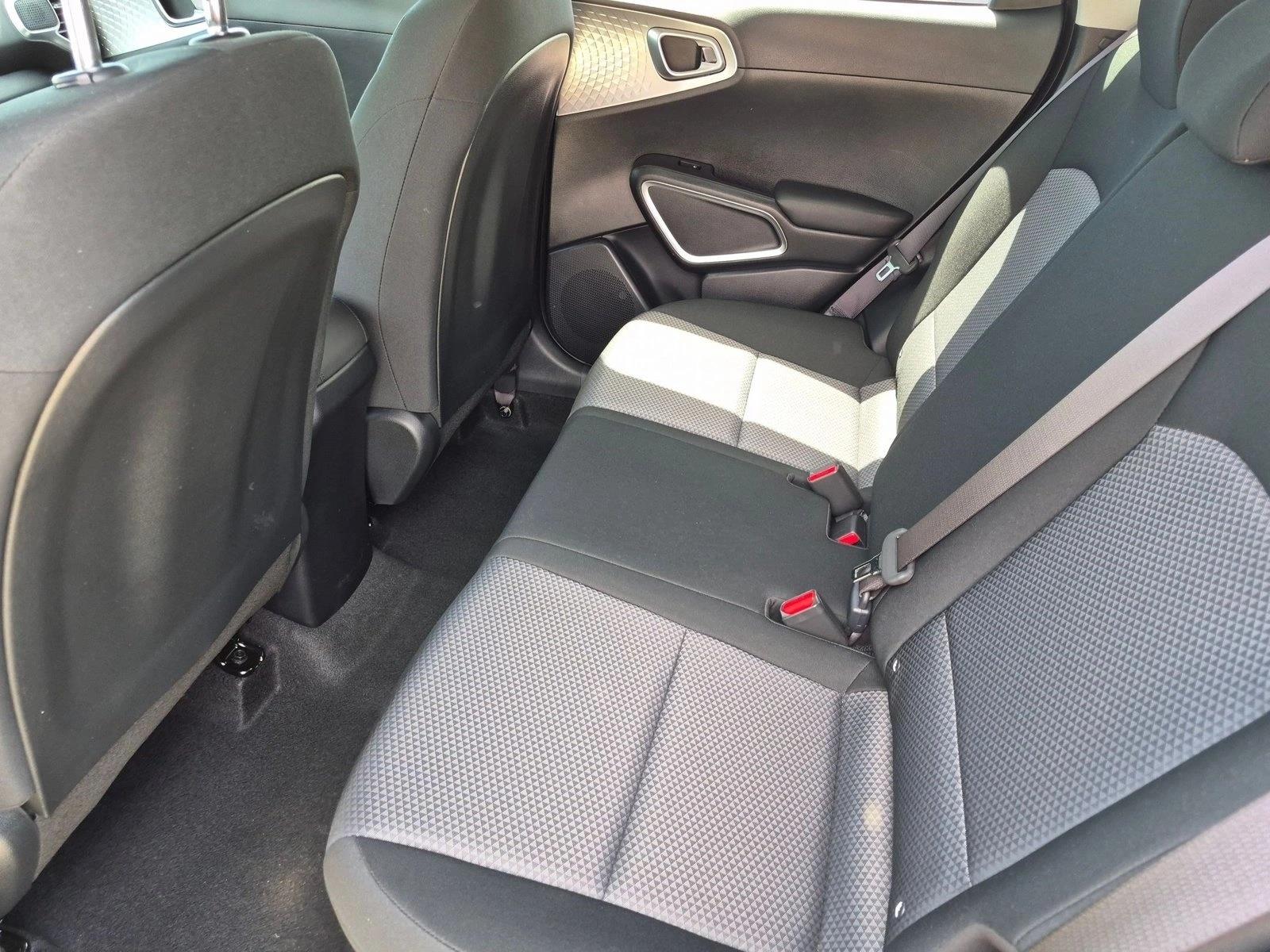 2024 Kia Soul LX - Photo 17
