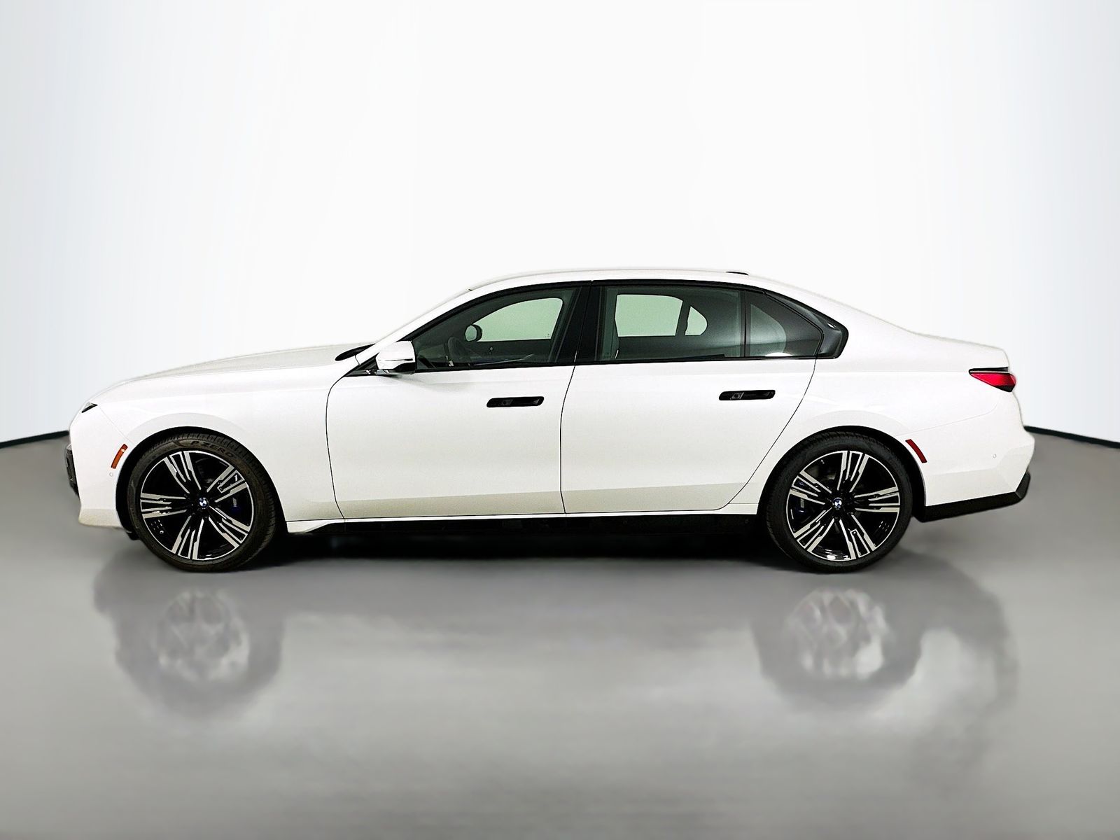 2026 BMW 7 Series 760i - Photo 8