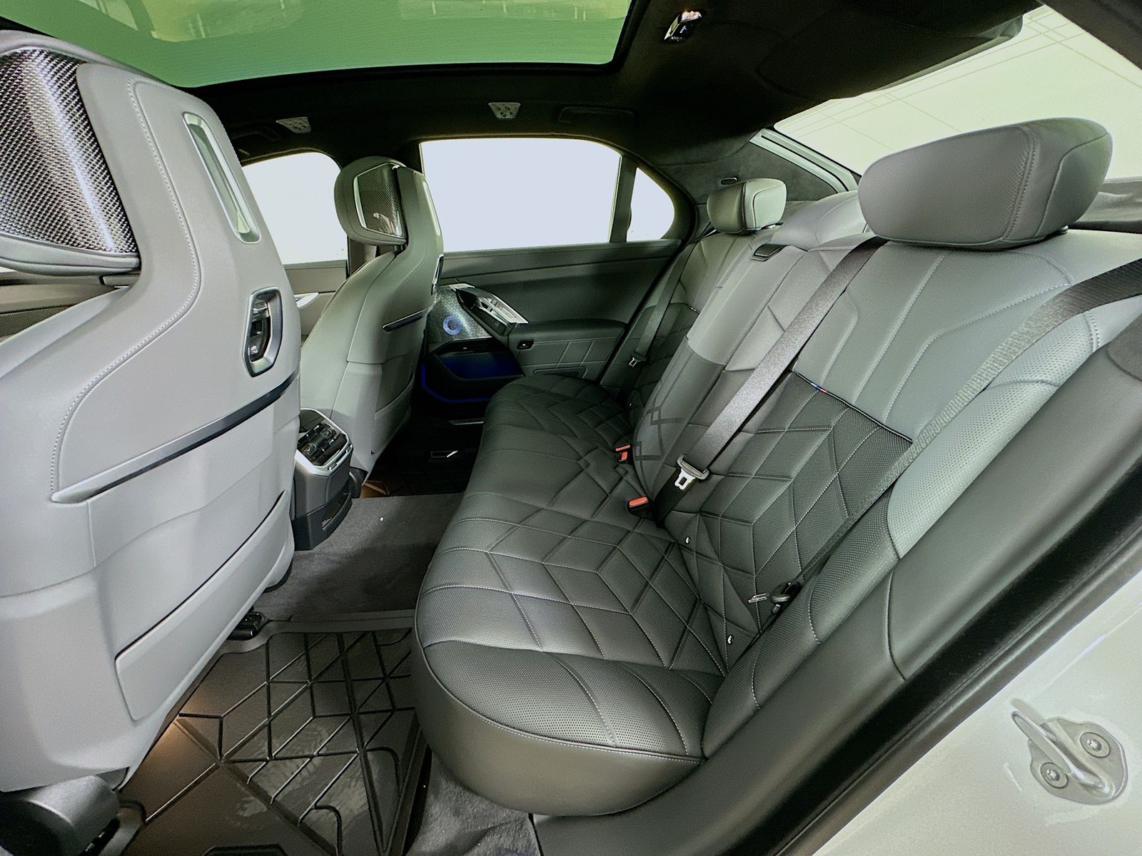 2026 BMW 7 Series 760i - Photo 37