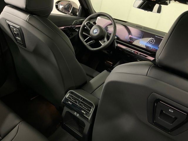 2026 BMW 5 Series 550e - Photo 33