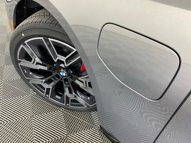 2026 BMW 5 Series 550e - Photo 40