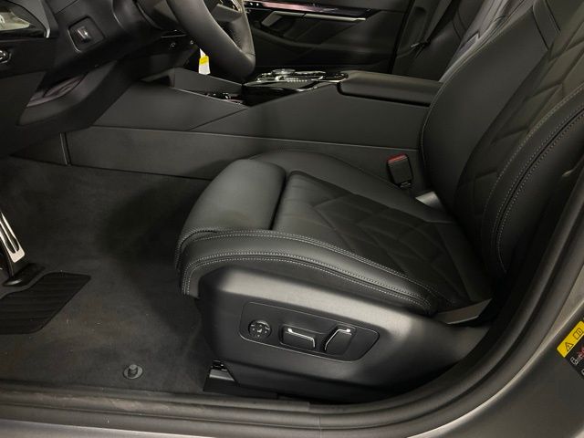 2026 BMW 5 Series 550e - Photo 31