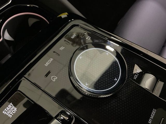2026 BMW 5 Series 550e - Photo 18