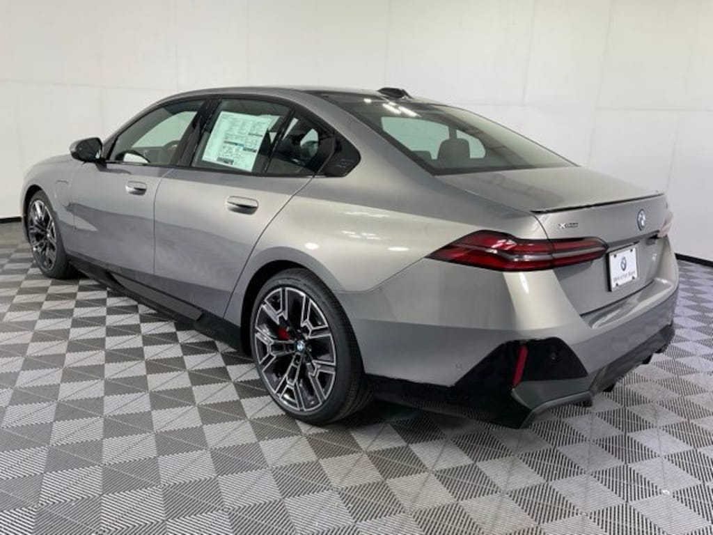 New 2026 BMW 550e xDrive Sedan