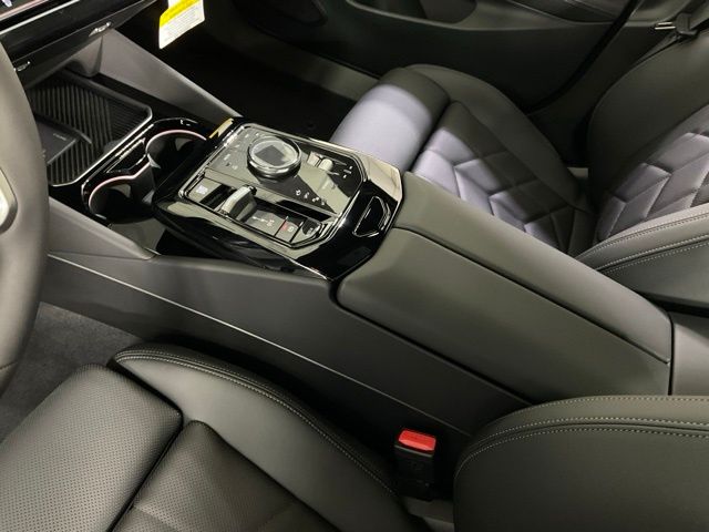 2026 BMW 5 Series 550e - Photo 24