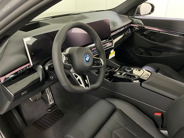 2026 BMW 5 Series 550e - Photo 25