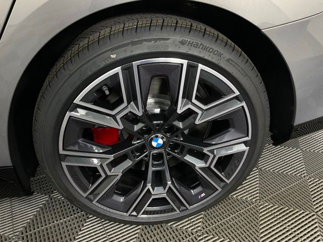 2026 BMW 5 Series 550e - Photo 44