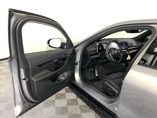 2026 BMW 5 Series 550e - Photo 28