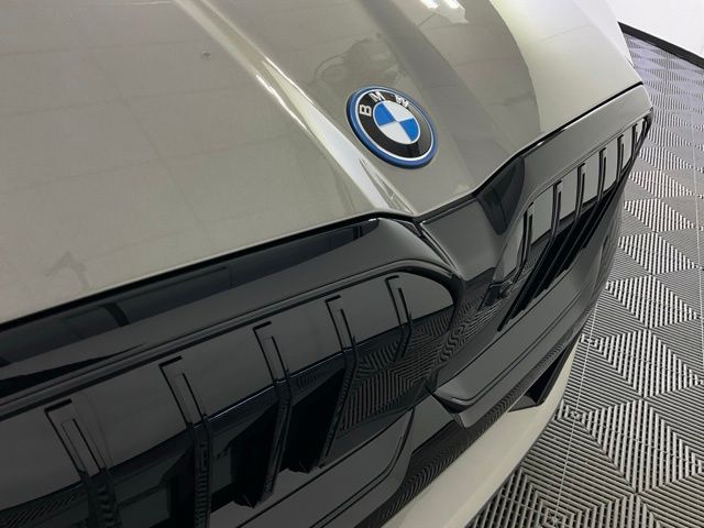 2026 BMW 5 Series 550e - Photo 8