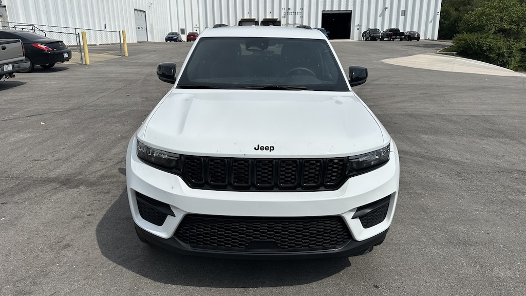 Used 2025 Jeep Grand Cherokee Altitude SUV