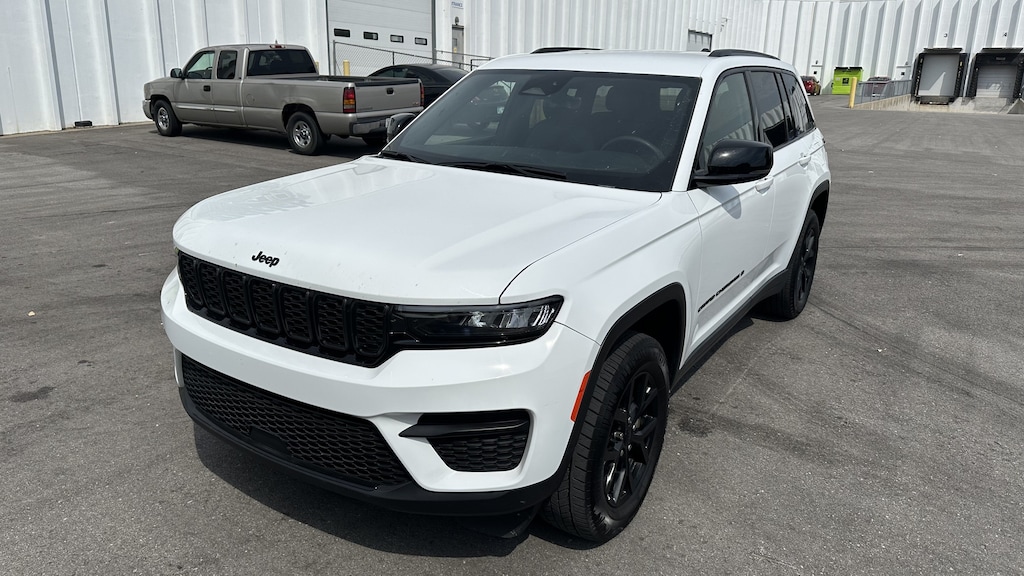 Used 2025 Jeep Grand Cherokee Altitude SUV