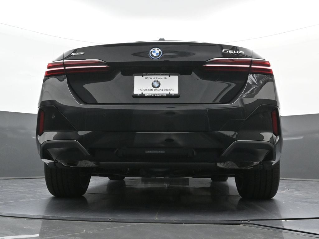 2026 BMW 5 Series 550e - Photo 27