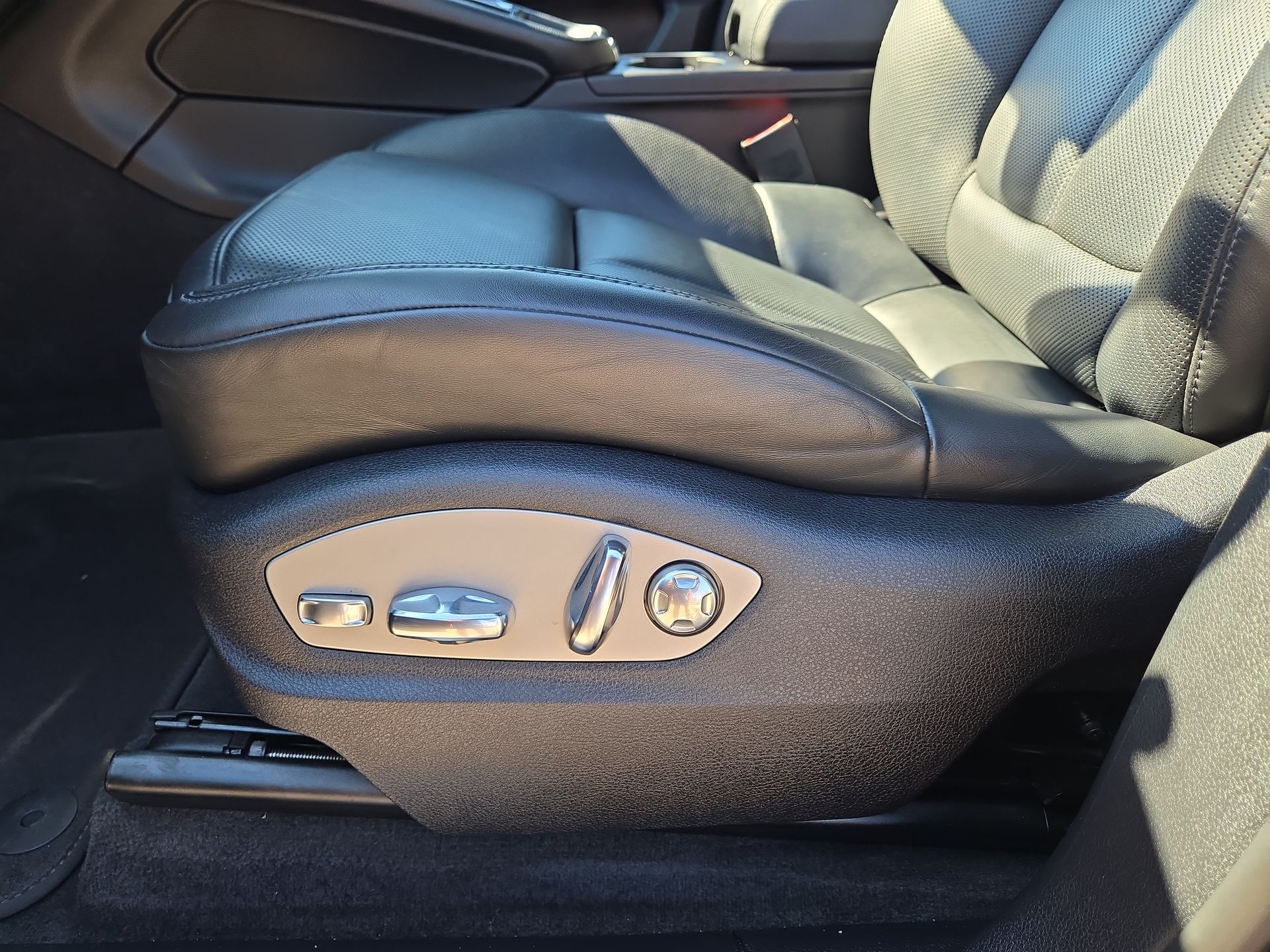 2023 Porsche Macan S - Photo 17