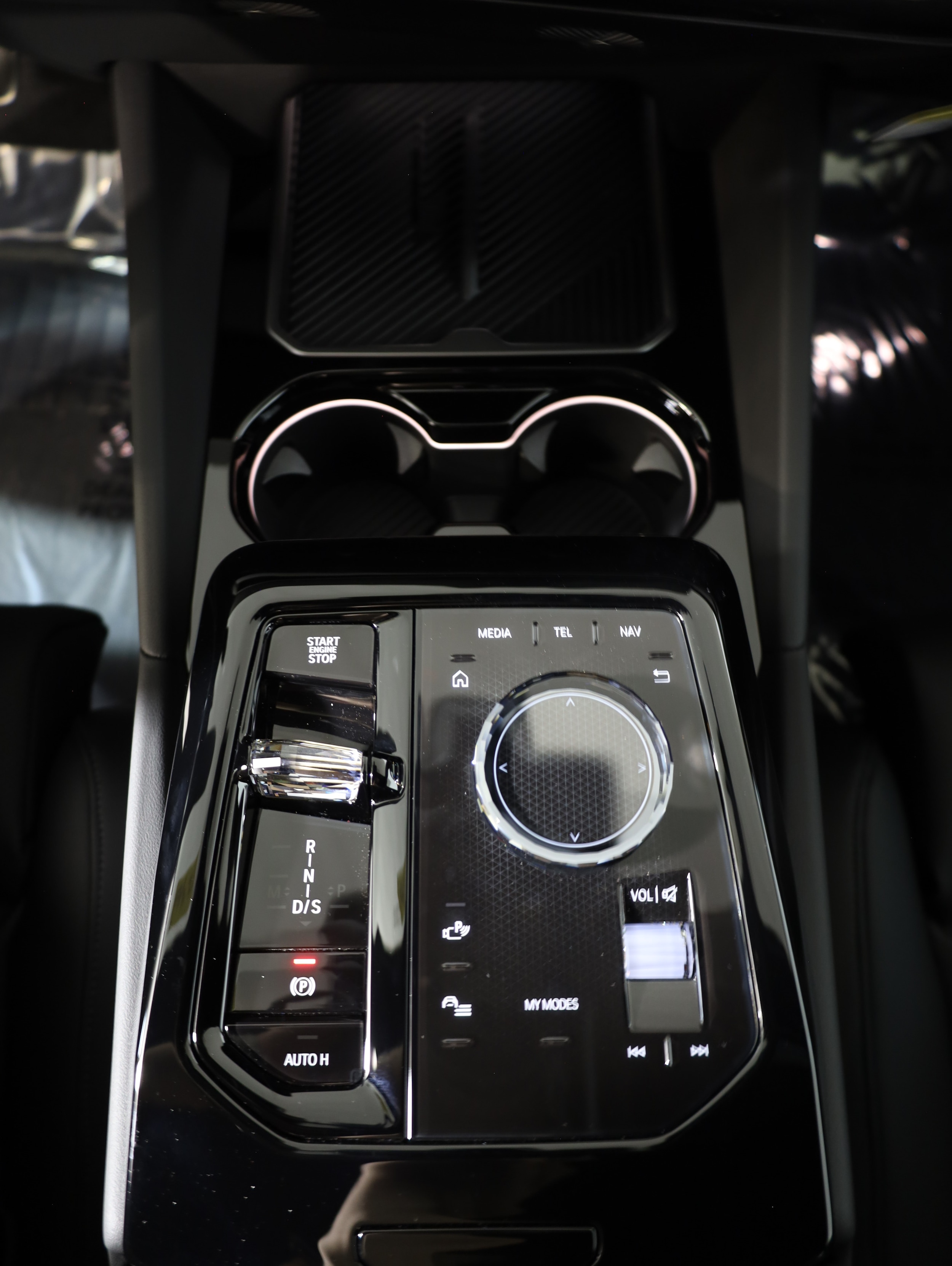 2027 BMW 5 Series 550e - Photo 15