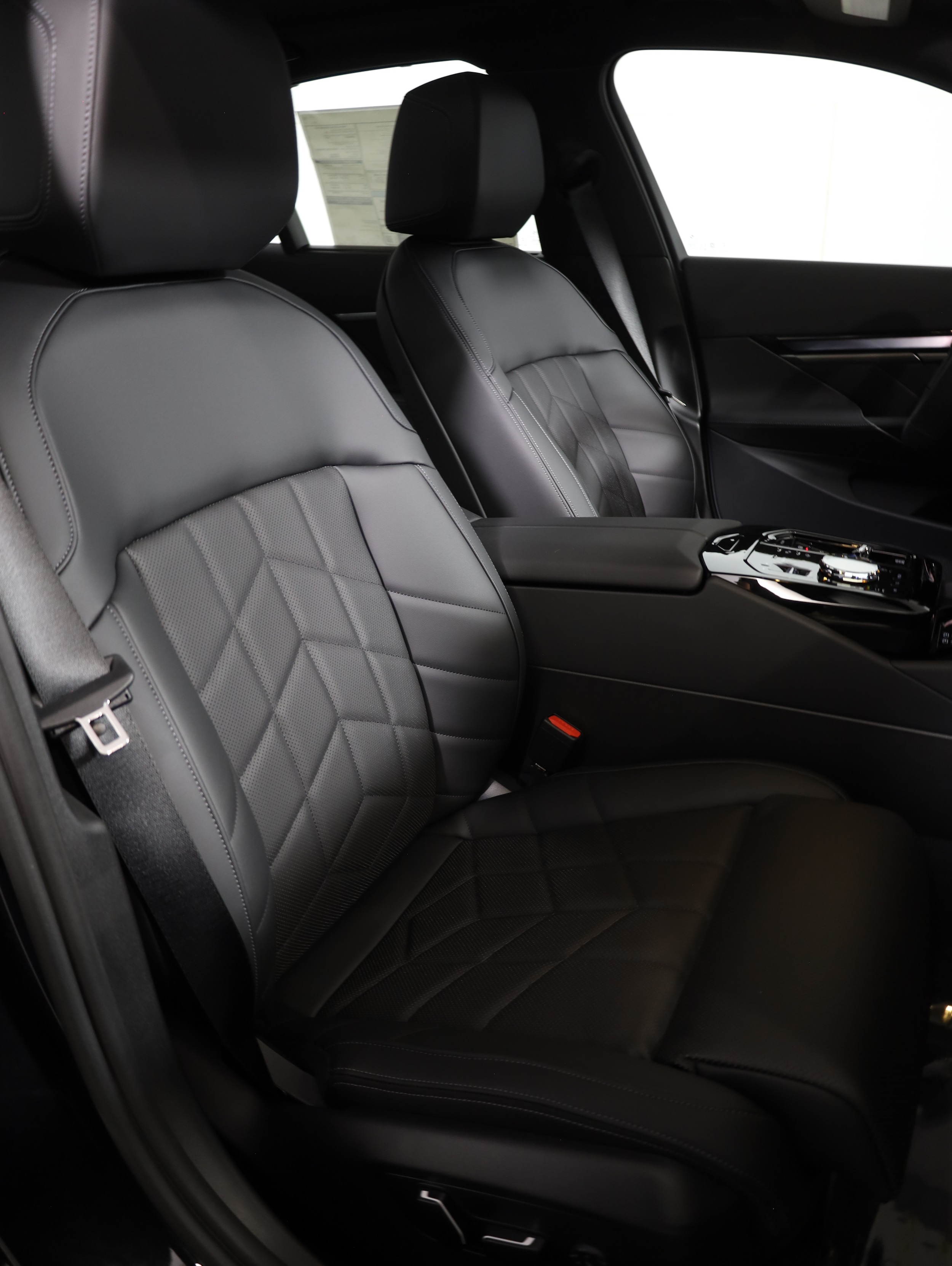 2027 BMW 5 Series 550e - Photo 8
