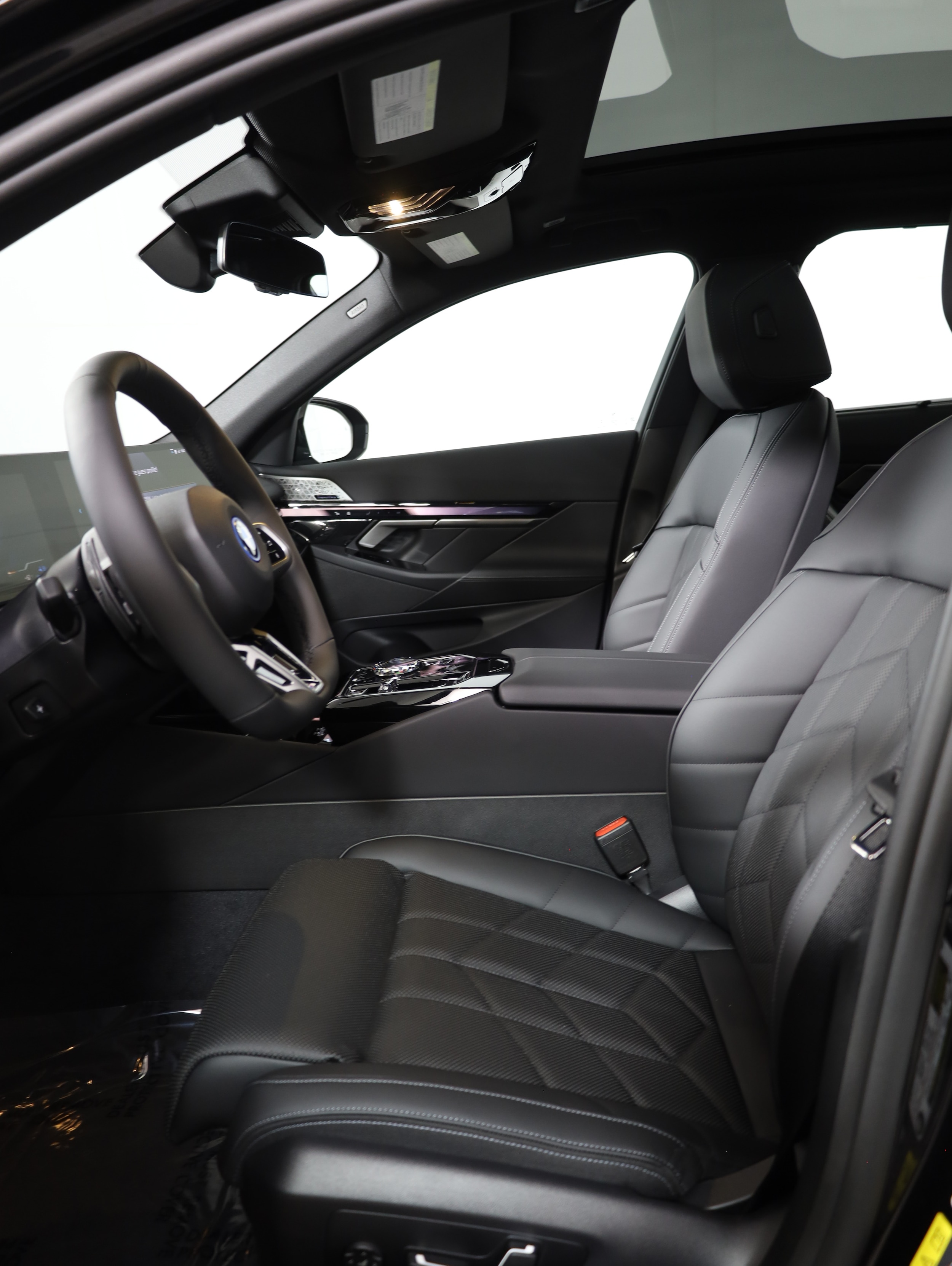 2027 BMW 5 Series 550e - Photo 7