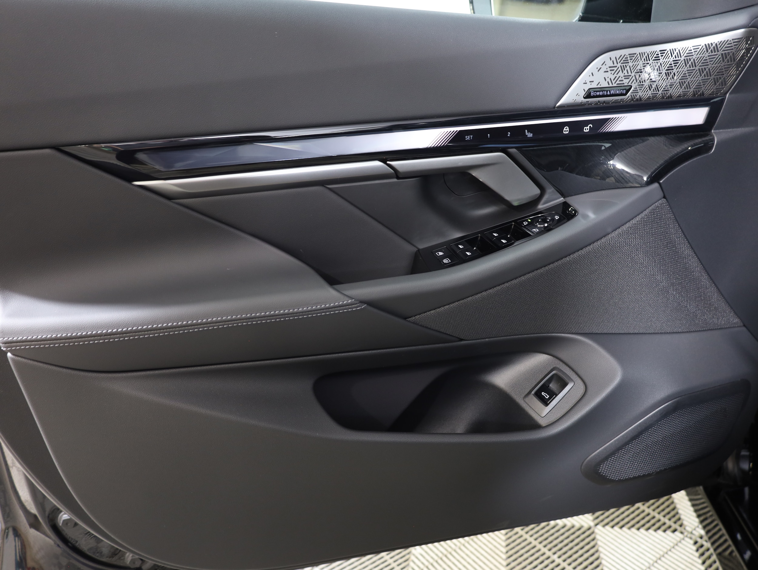 2027 BMW 5 Series 550e - Photo 25