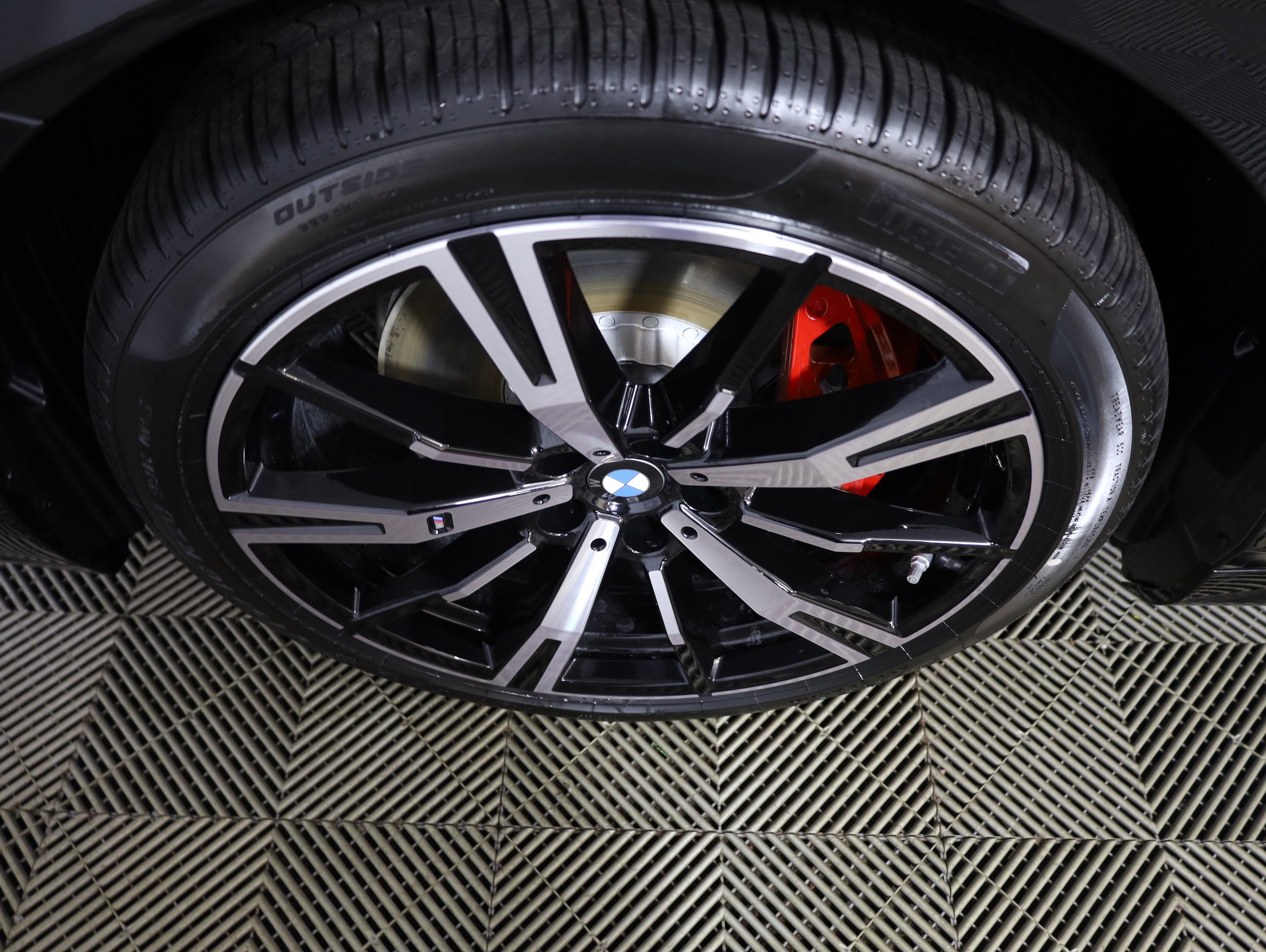 2027 BMW 5 Series 550e - Photo 35