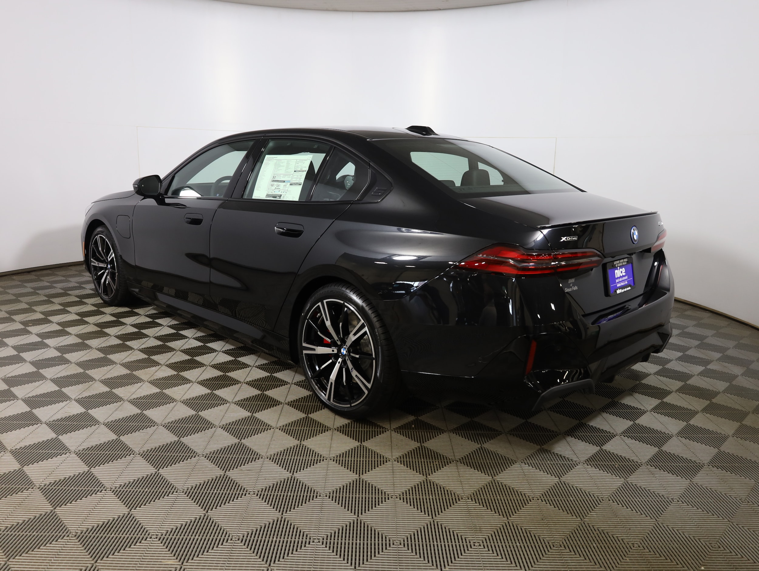 2027 BMW 5 Series 550e - Photo 6