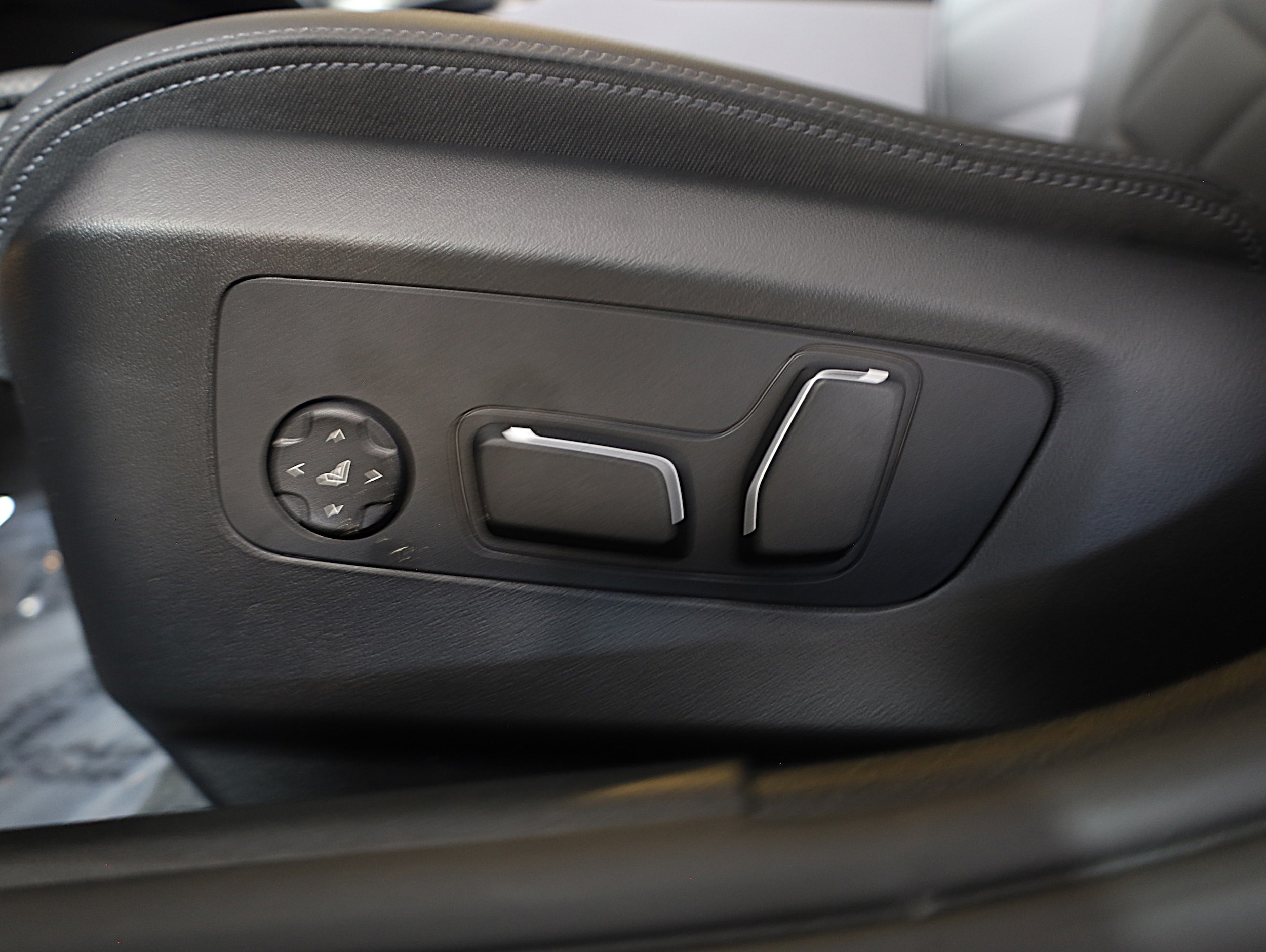 2027 BMW 5 Series 550e - Photo 24