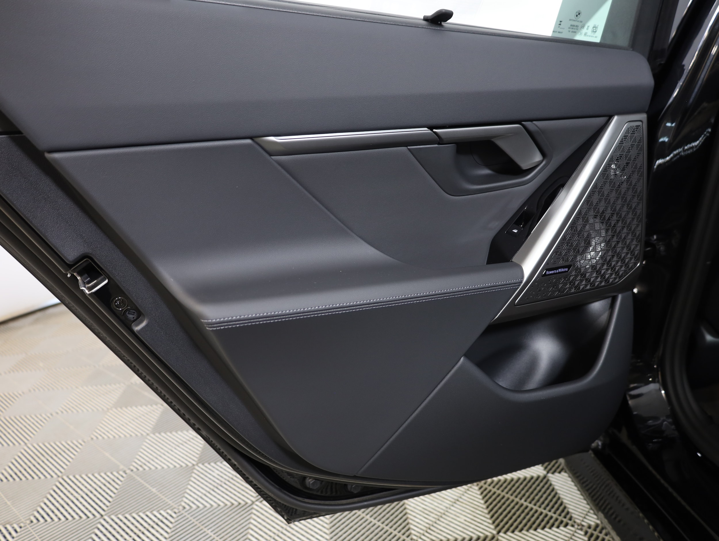 2027 BMW 5 Series 550e - Photo 26