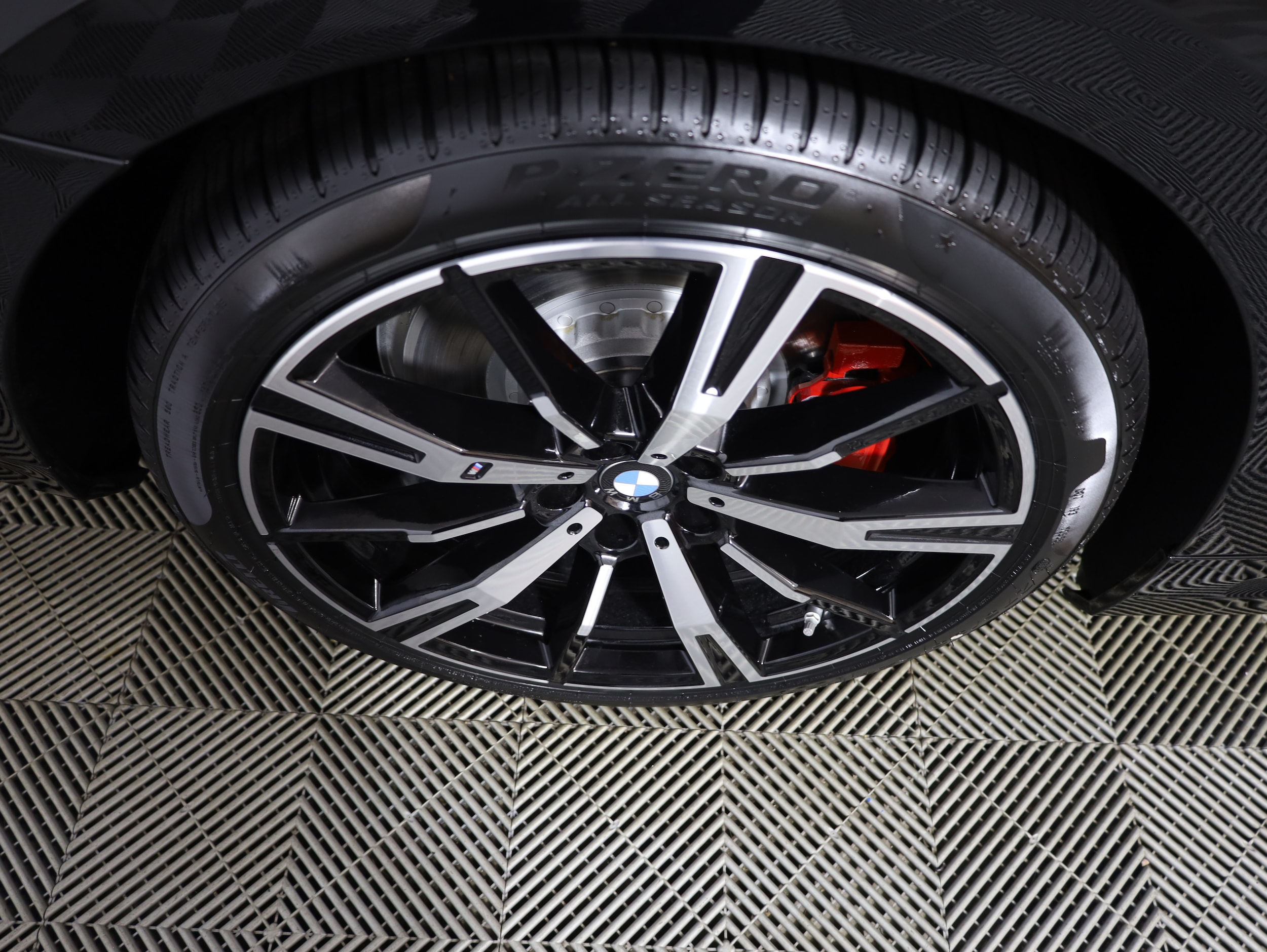 2027 BMW 5 Series 550e - Photo 33