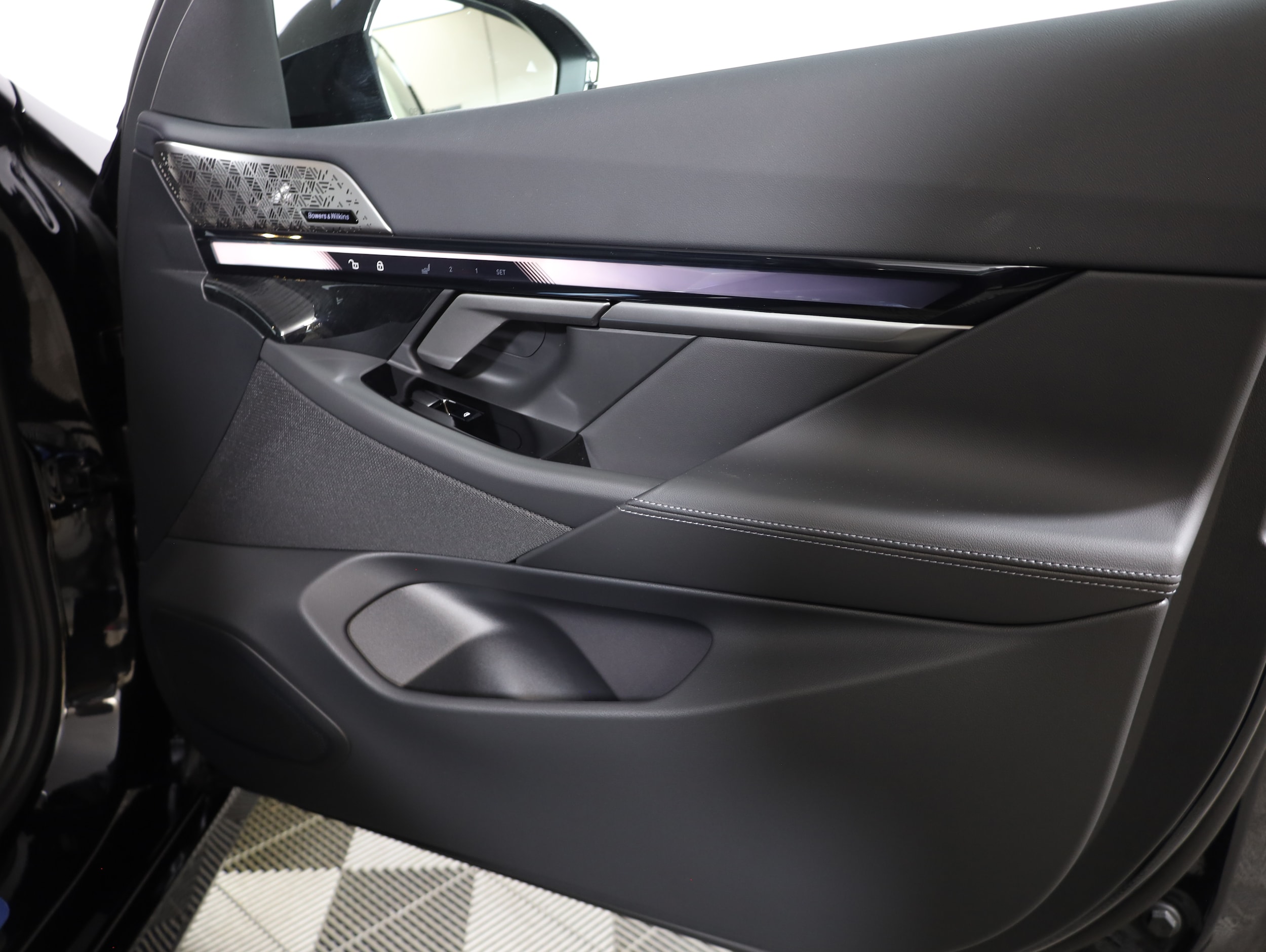 2027 BMW 5 Series 550e - Photo 27