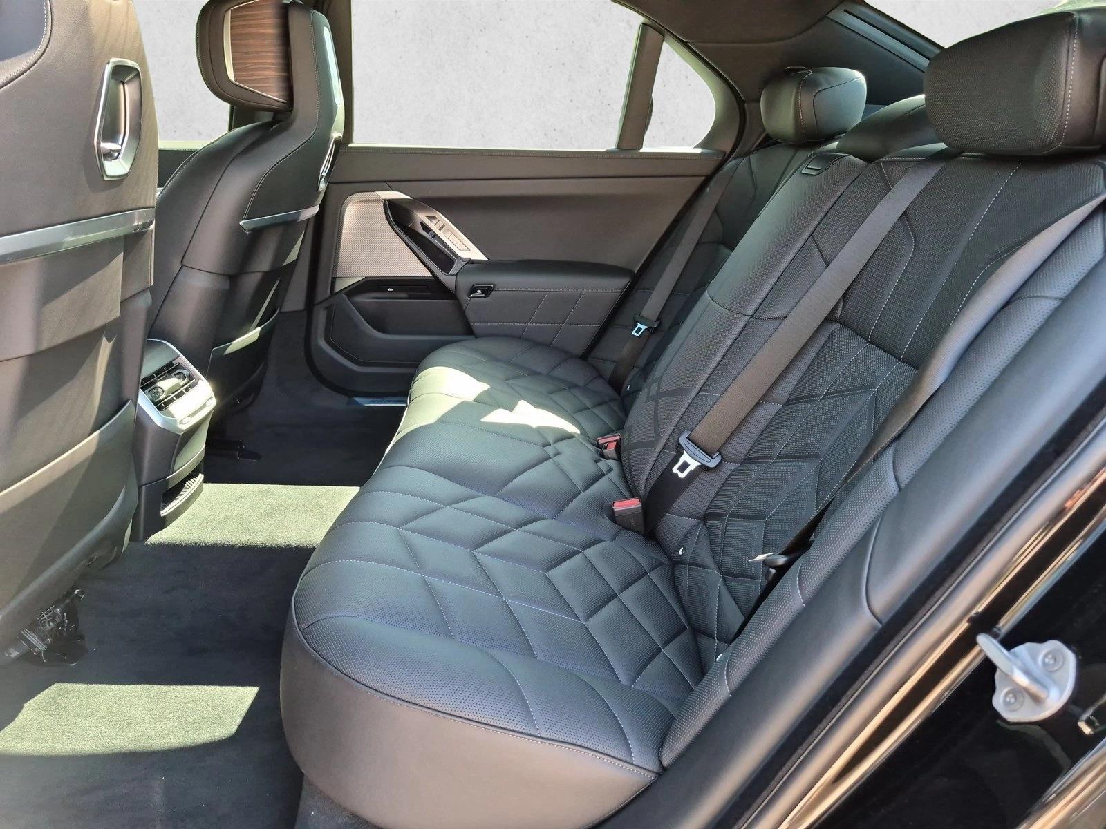 2026 BMW 7 Series 750e - Photo 14