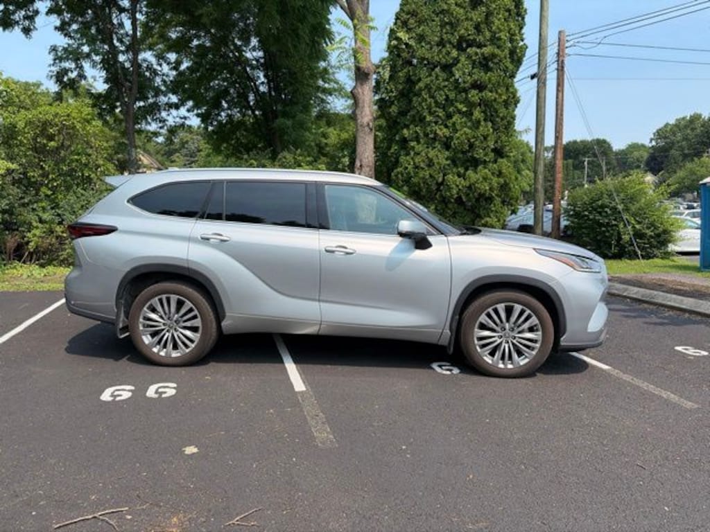 Used 2024 Toyota Highlander Platinum SUV