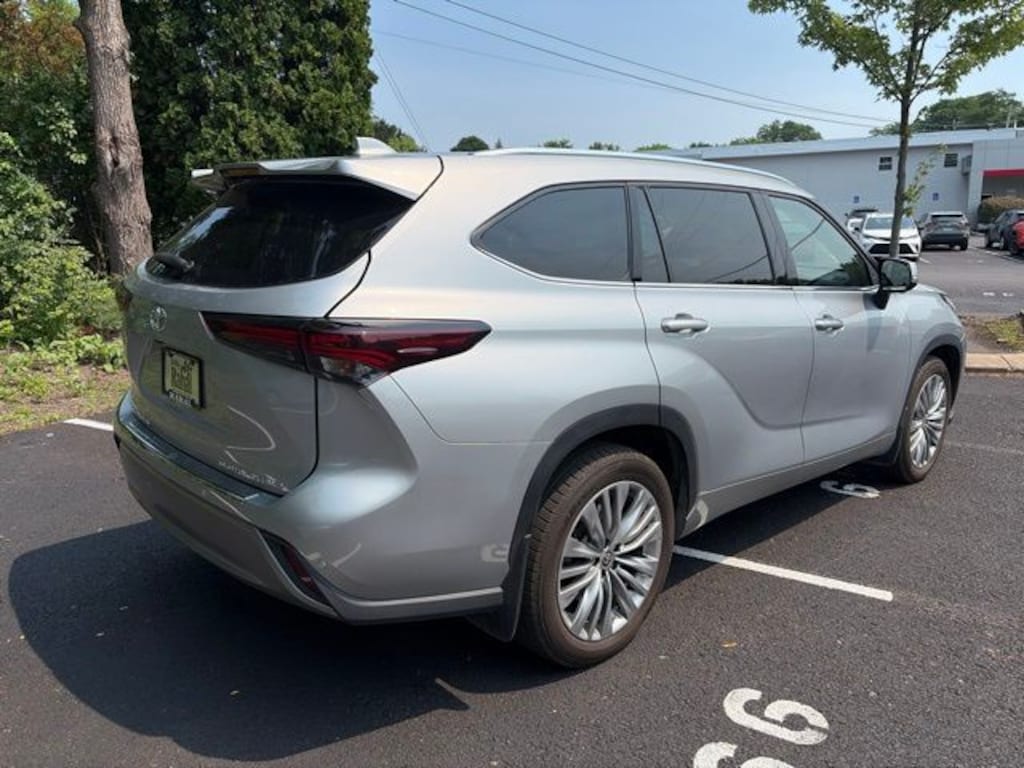 Used 2024 Toyota Highlander Platinum SUV