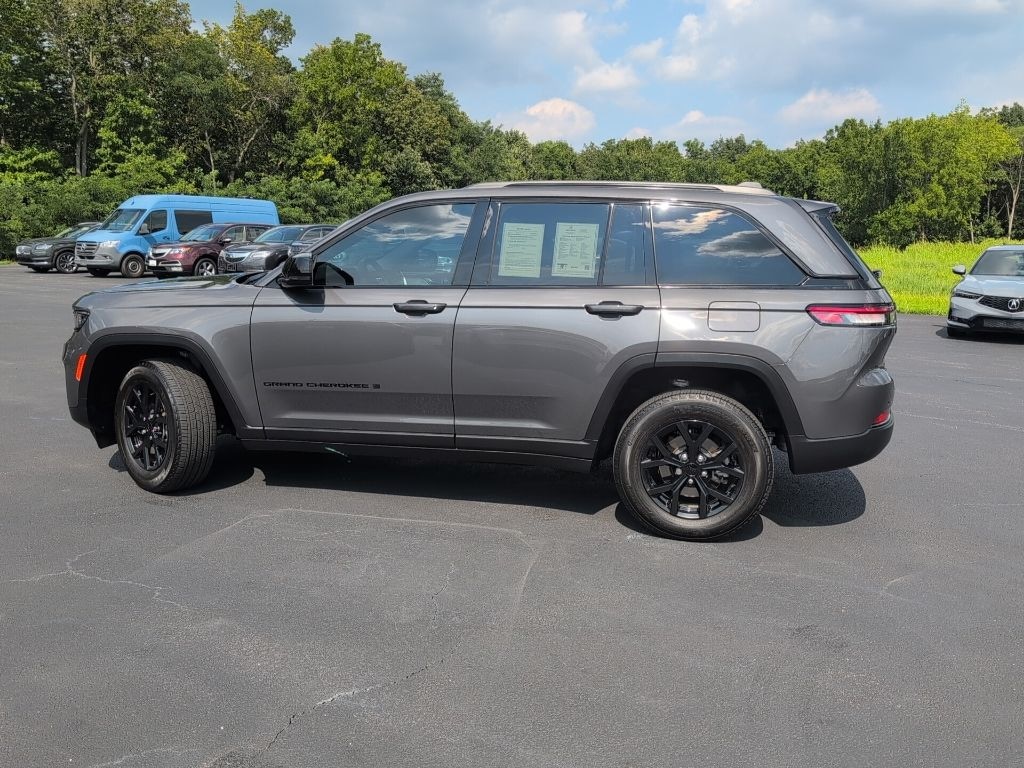 Used 2025 Jeep Grand Cherokee Laredo SUV