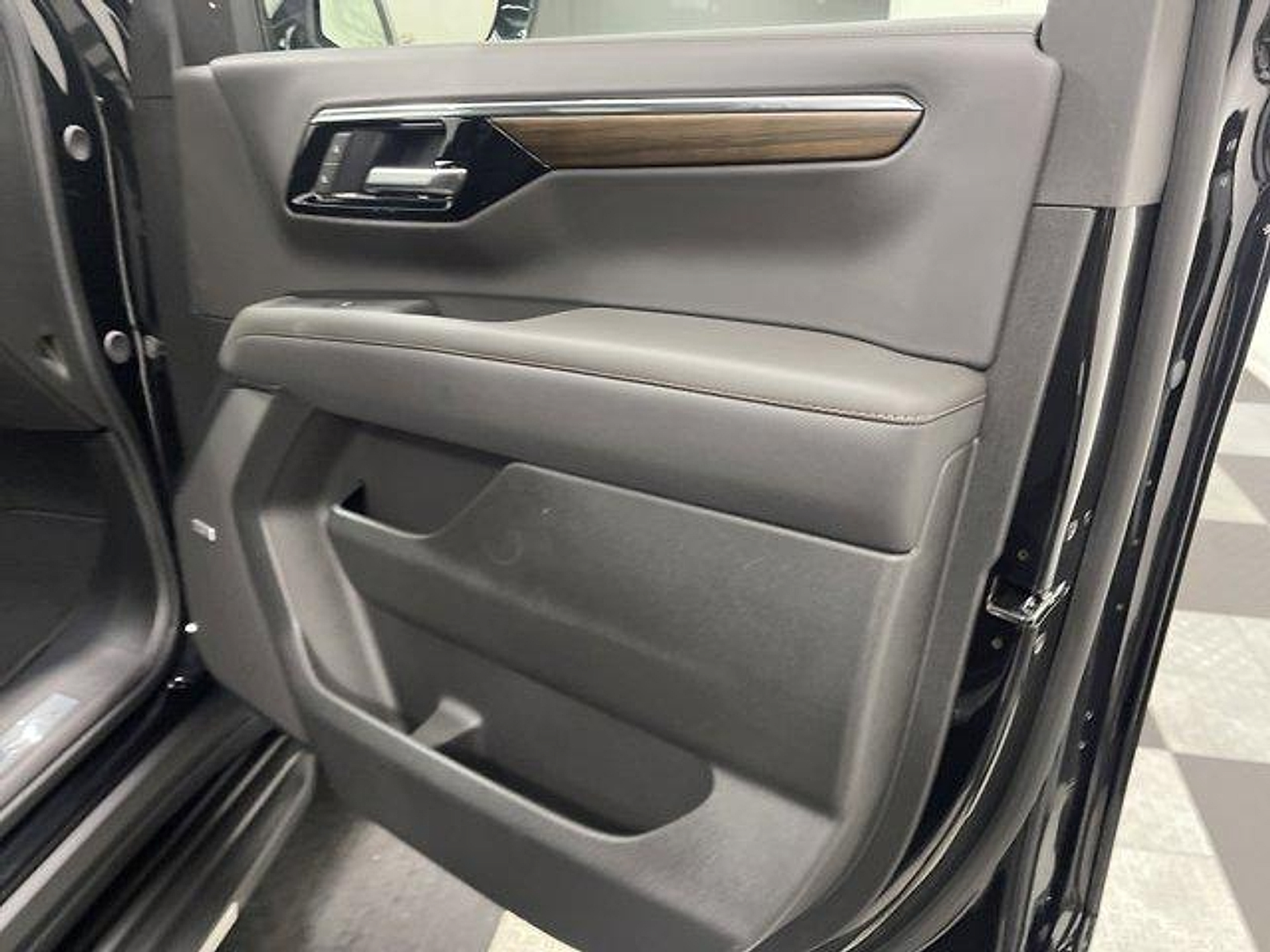 2026 Chevrolet Suburban High Country - Photo 18