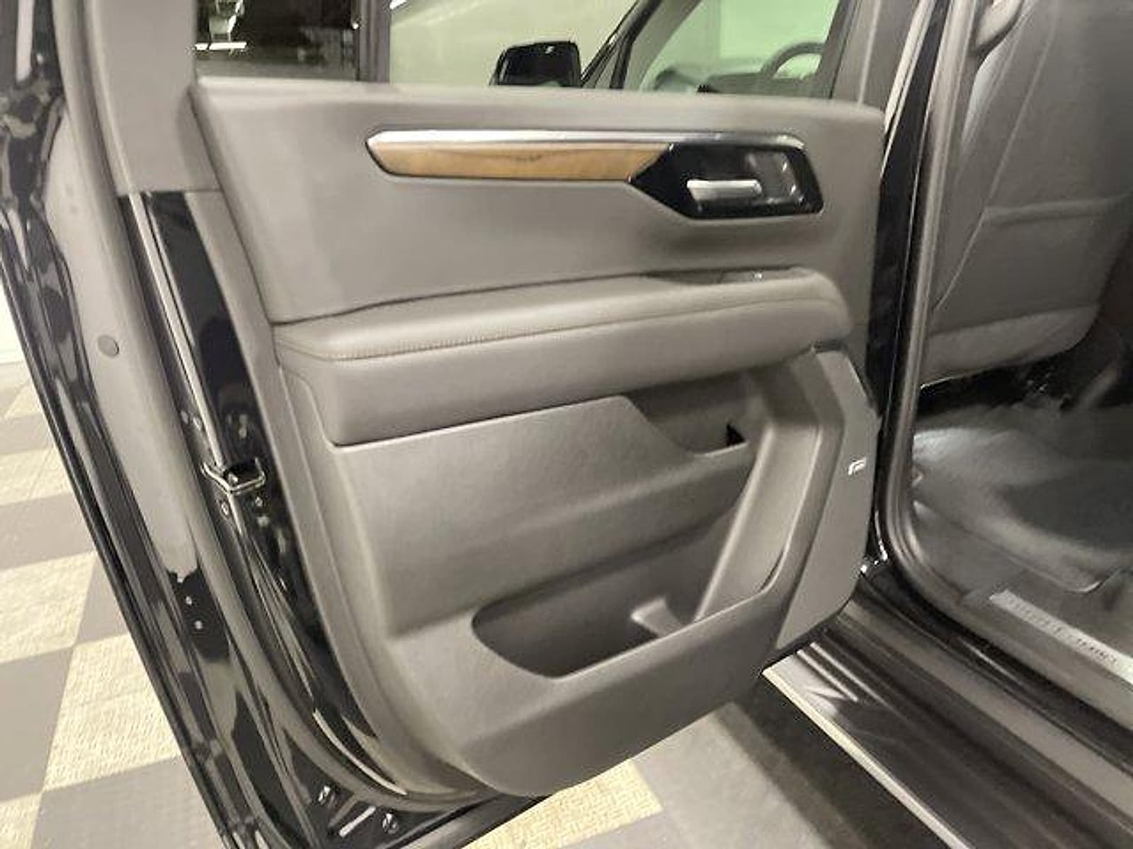 2026 Chevrolet Suburban High Country - Photo 11