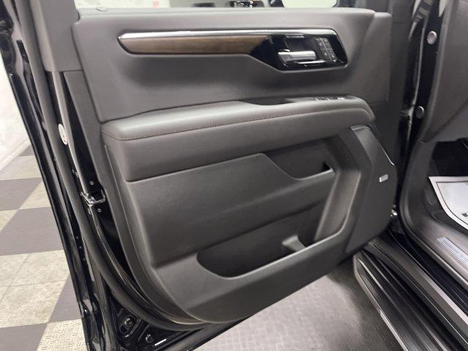 2026 Chevrolet Suburban High Country - Photo 8